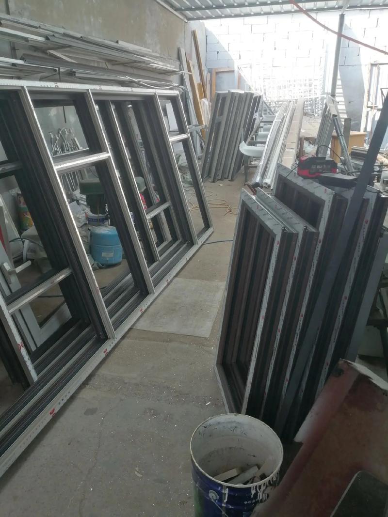 從斷橋鋁到系統(tǒng)門窗 全方位解析現(xiàn)代門窗的選擇、加工與安裝